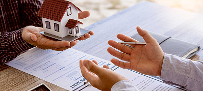 Zufriedene Kunden bei der Immobilien-Schlüsselübergabe mit Immobilienmakler Hannover