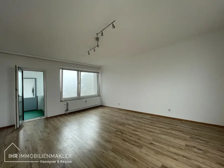2-Zi. Whg 59 qm in Isernhagen-Altwarmbüchen, Balkon mit Glasschiebetüren und Abstellraum, Fahrstuhl